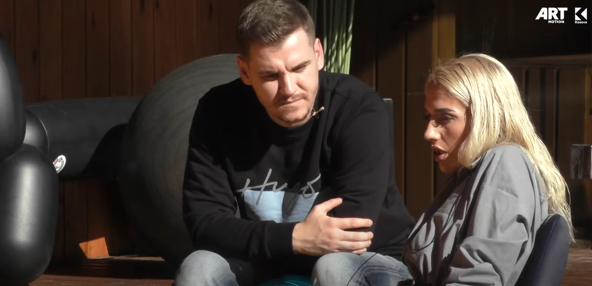 "A bën me na lënë vetë", Iliriana bëhet nervoze me banorët (VIDEO)