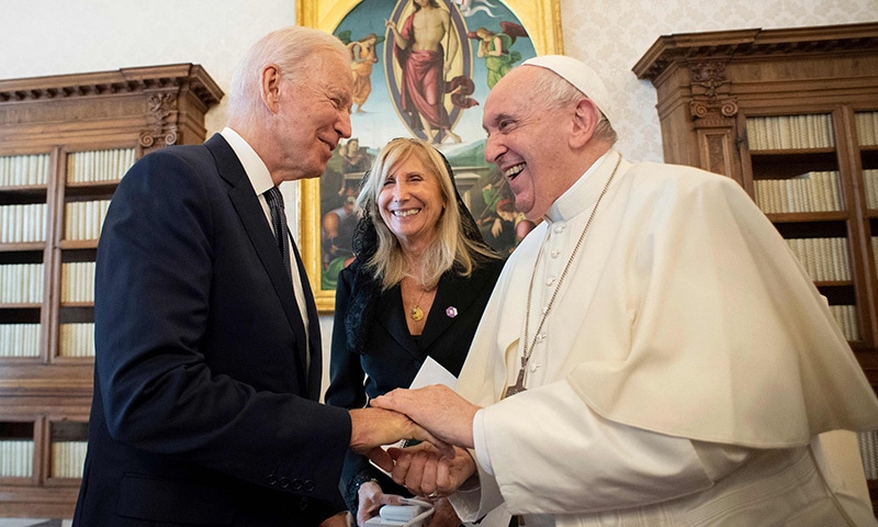 Presidenti Biden dhe Papa Françesku flasin për "rrugët drejt paqes"