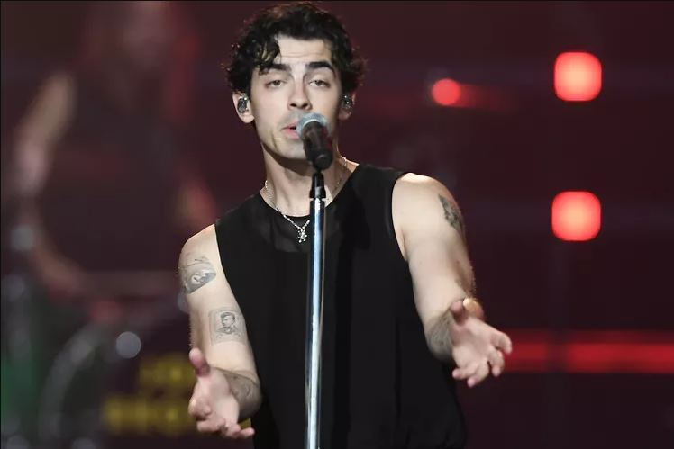 Joe Jonas reagon pas marrëveshjes së divorcit me ish-gruan Sophie Turner