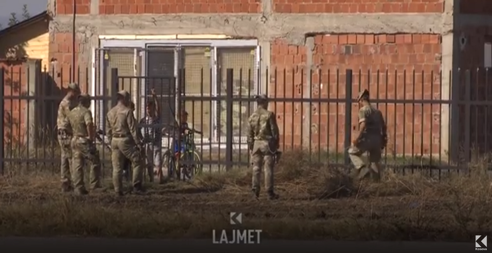 Aksioni vullnetar, KFOR-i largon gjarpërinjtë nga oborri i shkollës "Abetarja" (VIDEO)
