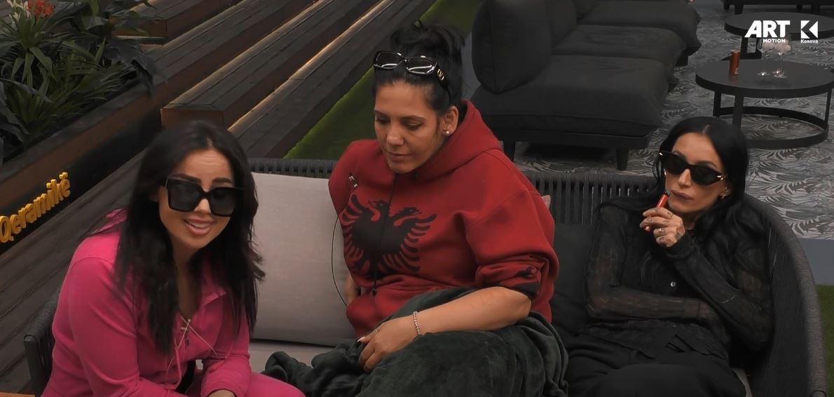 Lindita shfaq talentin në këndim, banorët e tjerë e duartrokasin (VIDEO)