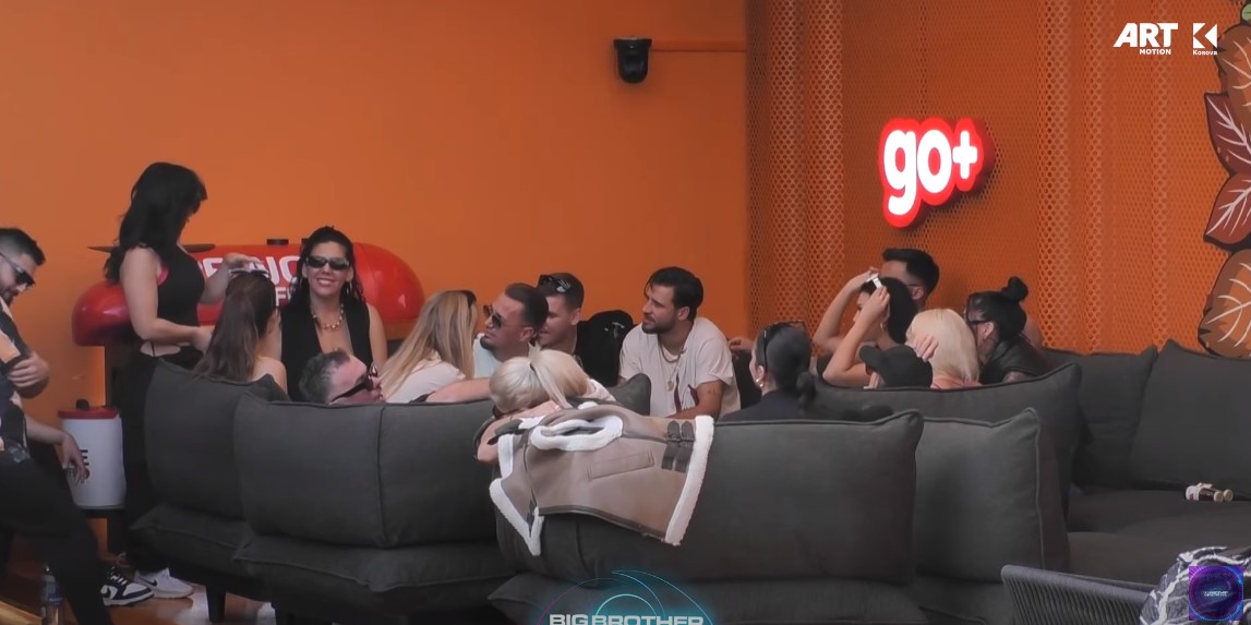 Linda mahnitë banorët me zërin e saj, duartrokitet nga të gjithë (VIDEO)