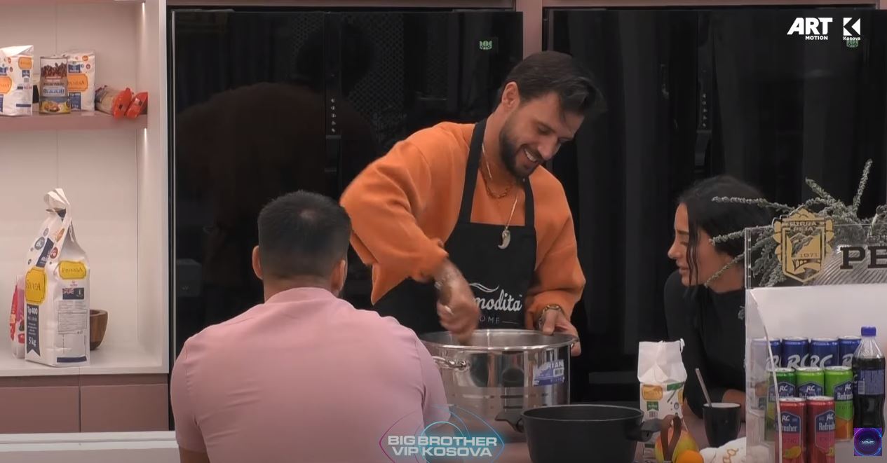 "Oj nanë, a je duke më shiku? Po përgatis laknor" - Lumbardhi flirton me Albën në kuzhinë (VIDEO)