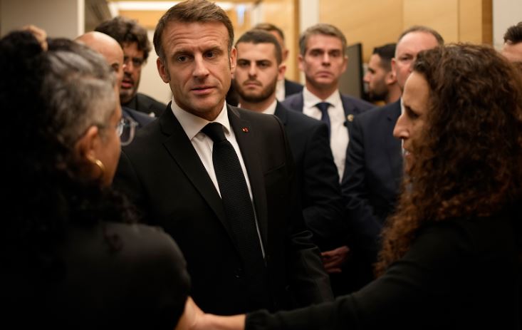 Emmanuel Macron mbërrin në Tel Aviv