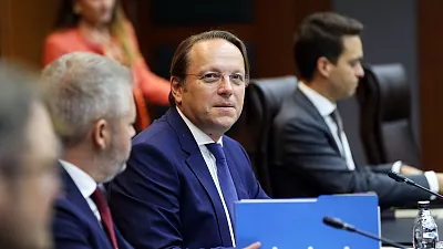 Mbi 70 eurodeputetë, thirrje për dorëheqjen e Varhelyit pas fiaskos për ndihmën palestineze