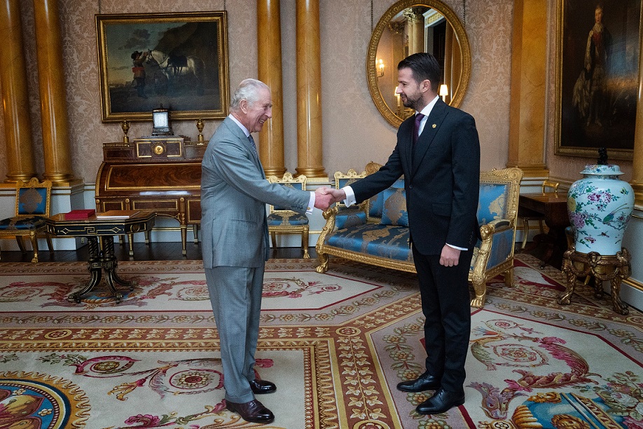 Milatoviq pritet në takim nga Mbreti Charles