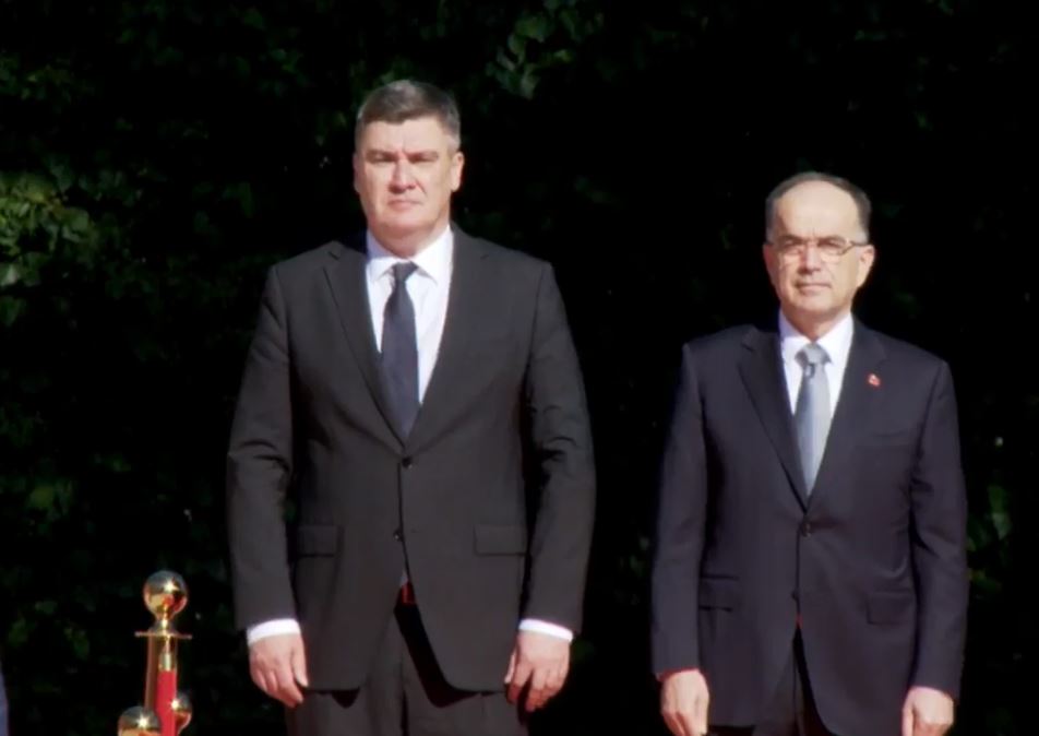 Presidenti i Kroacisë mbërrin në Shqipëri, pritet me ceremoni zyrtare (VIDEO)