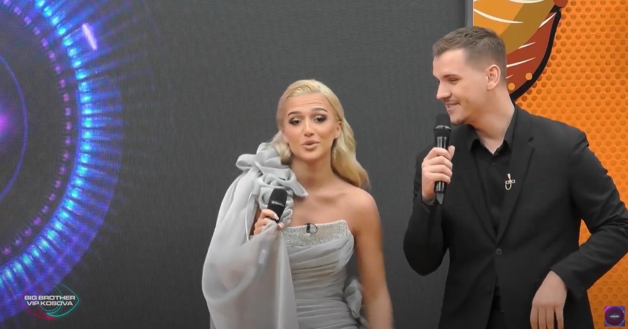 Banorët dalin në oborr, befasohen nga çifti që u bënë banorë duke kënduar për ta (VIDEO)