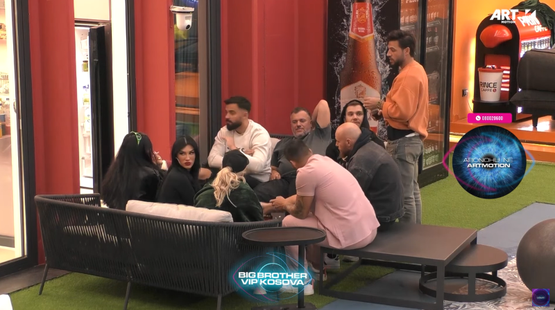 Buci dhe Adri këndojnë për t'i argëtuar banorët (VIDEO)