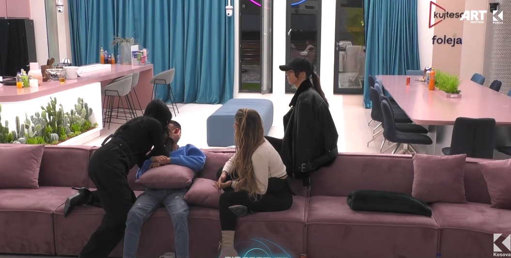 Brikenda i jep plot puthje Ganisë, fytyrën ia mbushë me shenja buzësh (VIDEO)