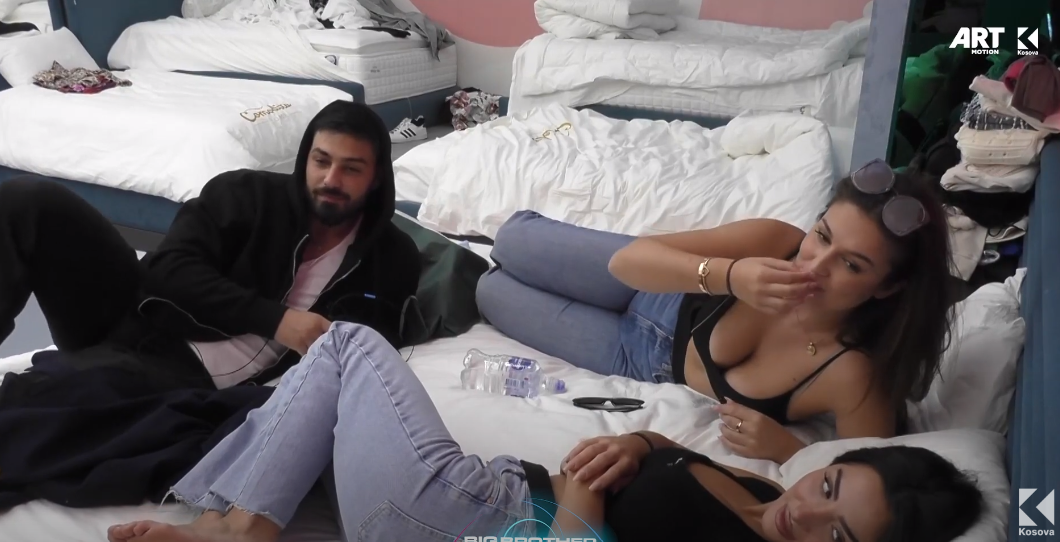 "Po e shfrytëzoj rastin, se kurrë nuk kam ndenjur në shtrat me dy femra", thotë Azemi (VIDEO)