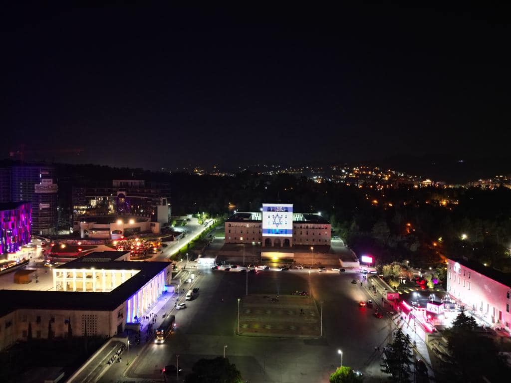 Universiteti i Tiranës ndriçohet me ngjyrat e flamurit të Izraelit (FOTO)