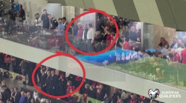 Edi Rama dhe Albin Kurti të ndarë në tribuna, përballë banerit “Mallkue qoftë kush s’na do bashkë”