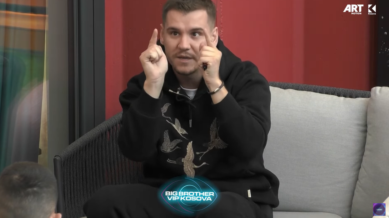 E sheshtë apo e rrumbullakët? Adri befason më bindjen e tij për teoritë rreth tokës (VIDEO)