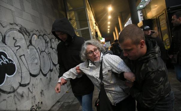 Aida Çoroviq u dënua për hedhjen e vezëve ndaj grafiteve të Ratko Mlladiqit