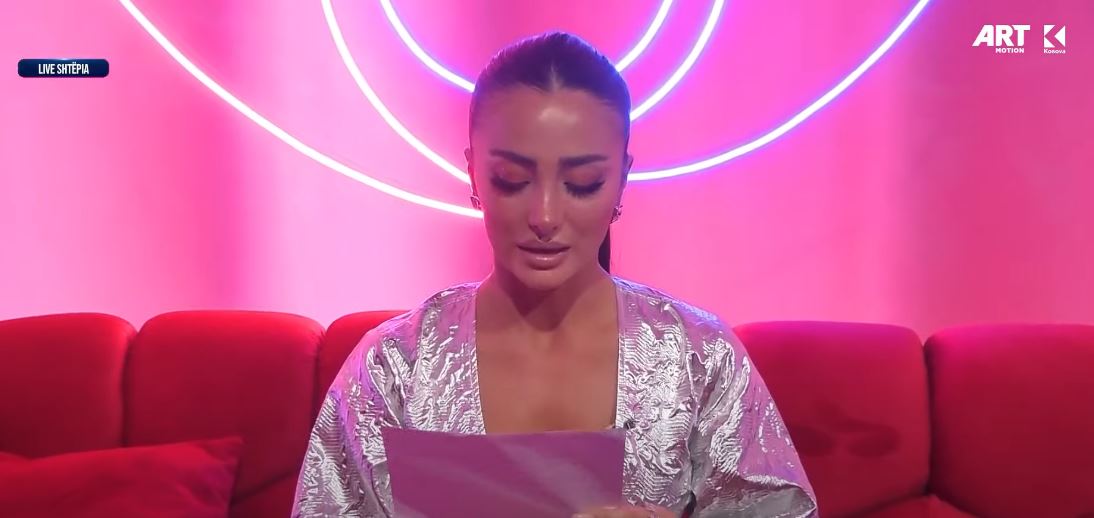 Alba lexon letrën që ia dërgoi familja, nuk i ndal lotët për asnjë moment (VIDEO)