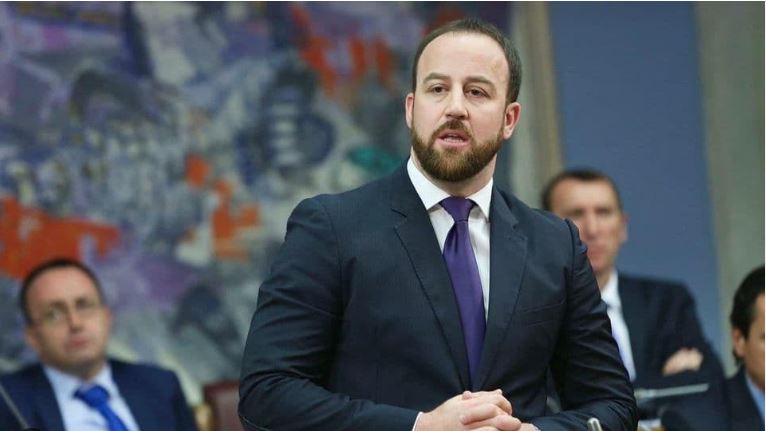 Deputeti malazez: Mandiq e ka zbatuar politikën e Millosheviqit - nuk e meriton të jetë kryetar i Kuvendit