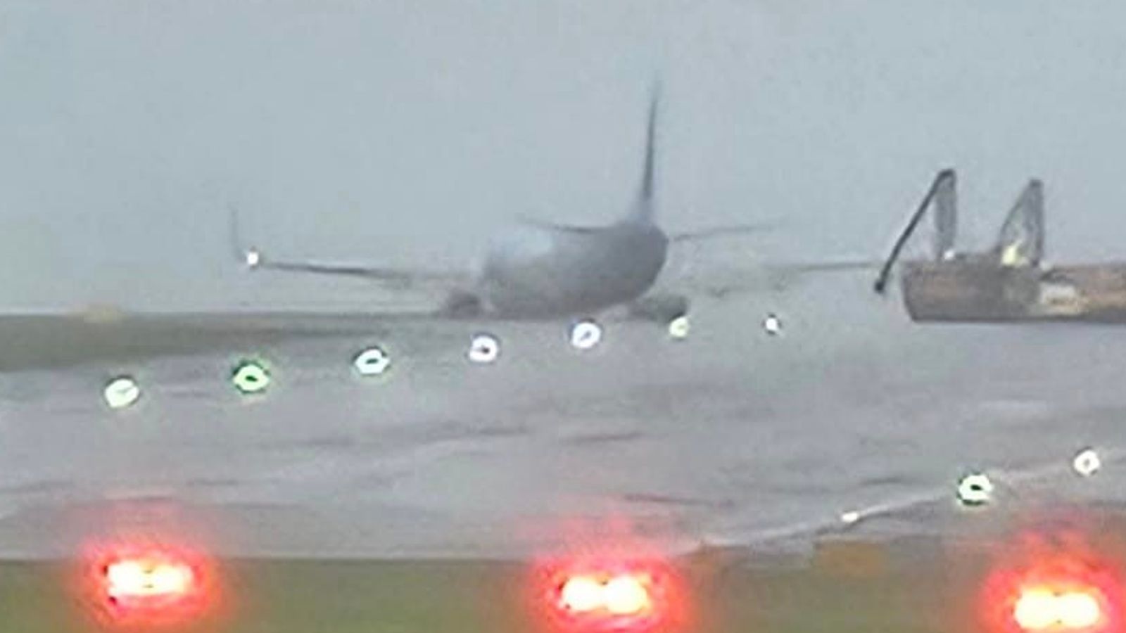 Avioni rrëshqet nga pista teksa ulej në aeroportin Leeds Bradford