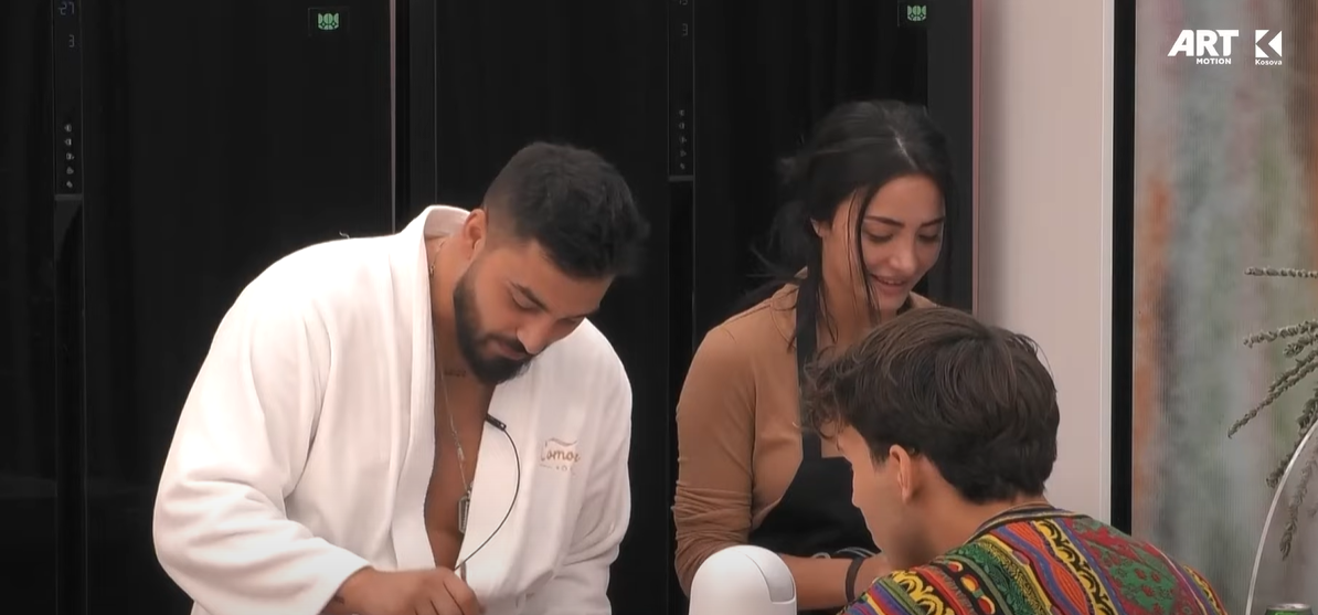 Azemi i rri gati Albës, ia plotëson kërkesat në kuzhinë (VIDEO)