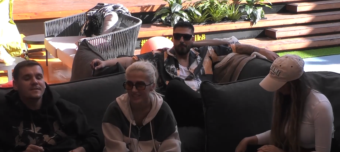 Çka po ndodh me Azemin? 'Injoron' grupin dhe atmosferën plot muzikë (VIDEO)