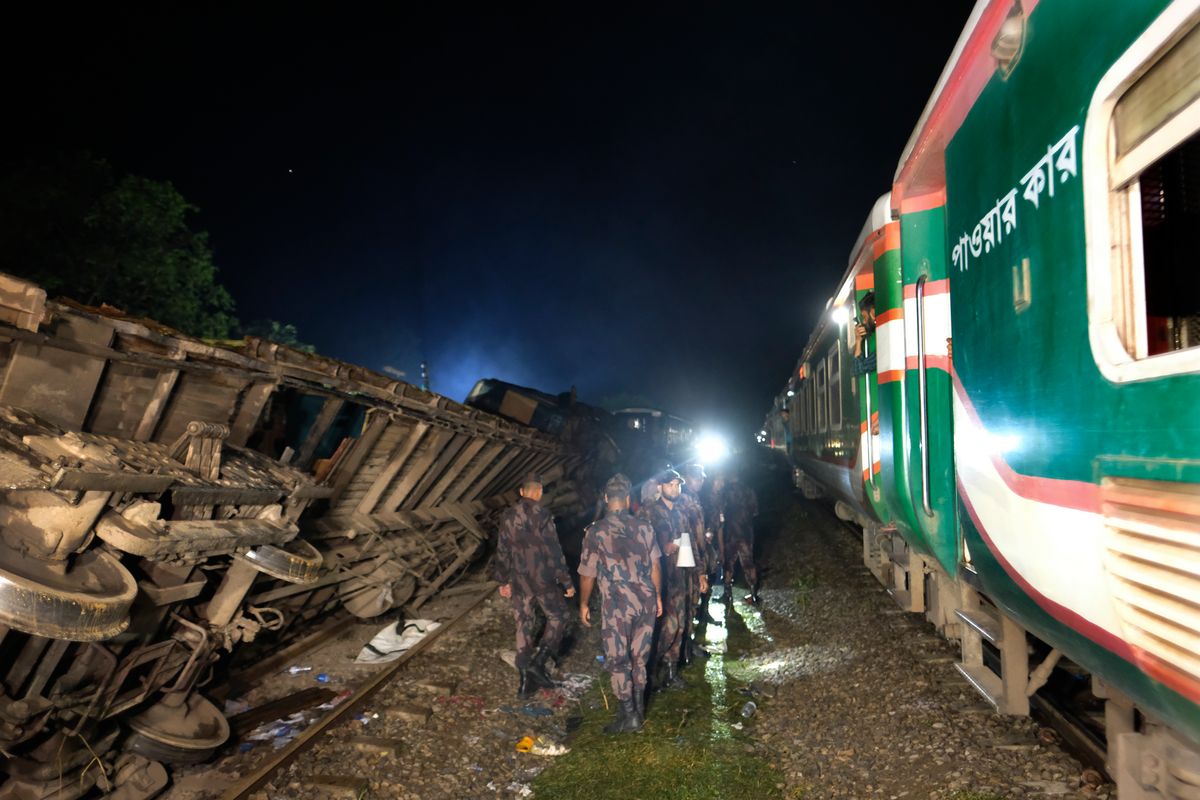 17 të vdekur në Bangladesh, pas përplasjes së trenave