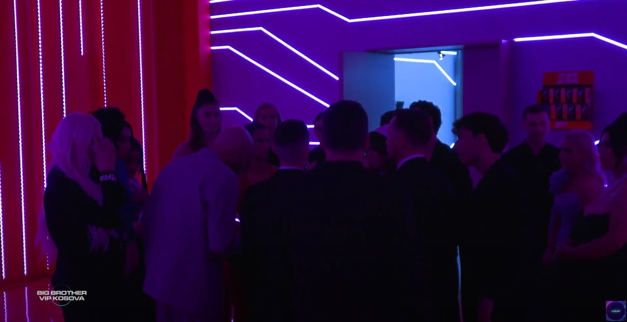 Vëllai i Madh vendos të rris çmimin e madh me kushtin që çiftet ndajnë shtratin së bashku (VIDEO)