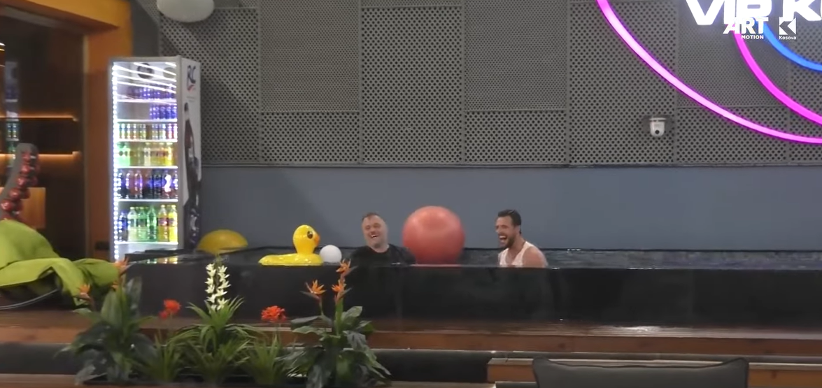Banorët hyjnë me rroba në pishinë (VIDEO)