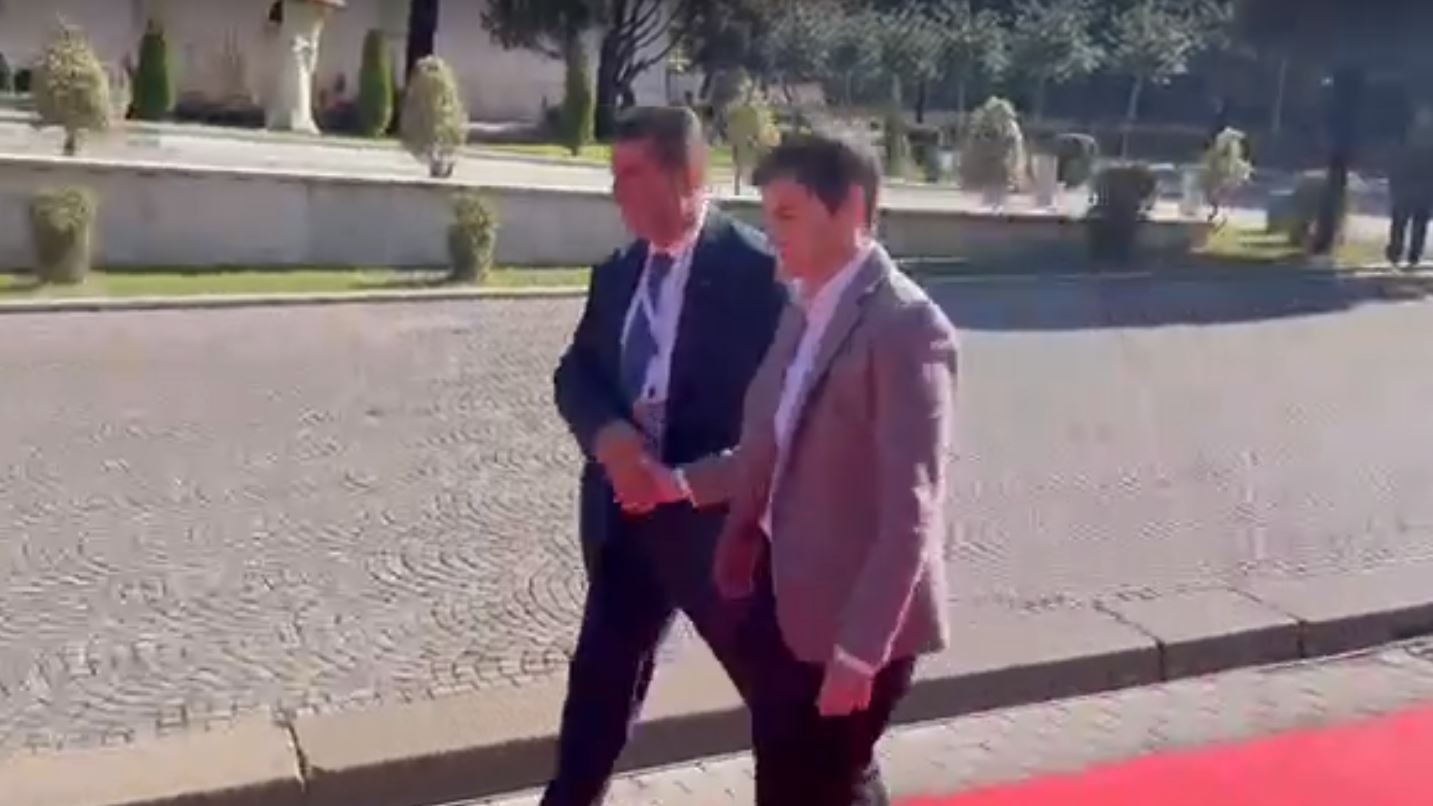 Bërnabiq mbërrin në Samitin e Berlinit në Tiranë (VIDEO)
