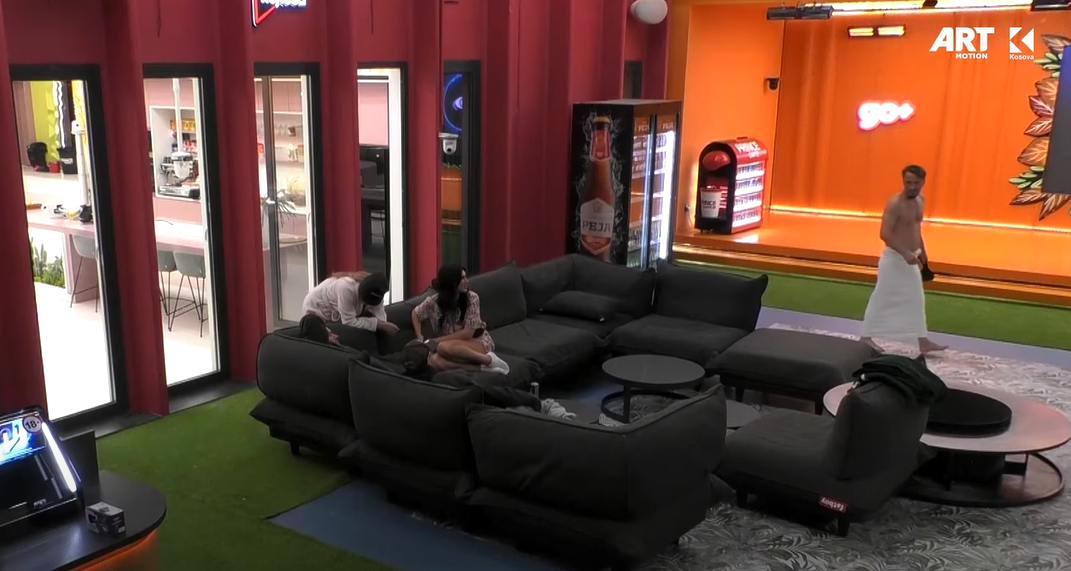 Buci, Santiana, Brikenda dhe Besi e ngacmojnë Bleron (VIDEO)
