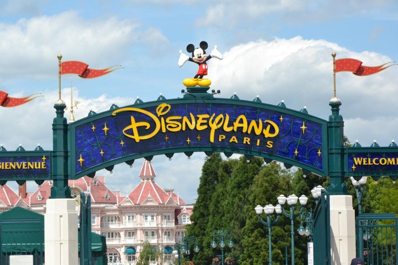 Treni me deputetë të Parlamentit Evropian viziton aksidentalisht Disneylandin