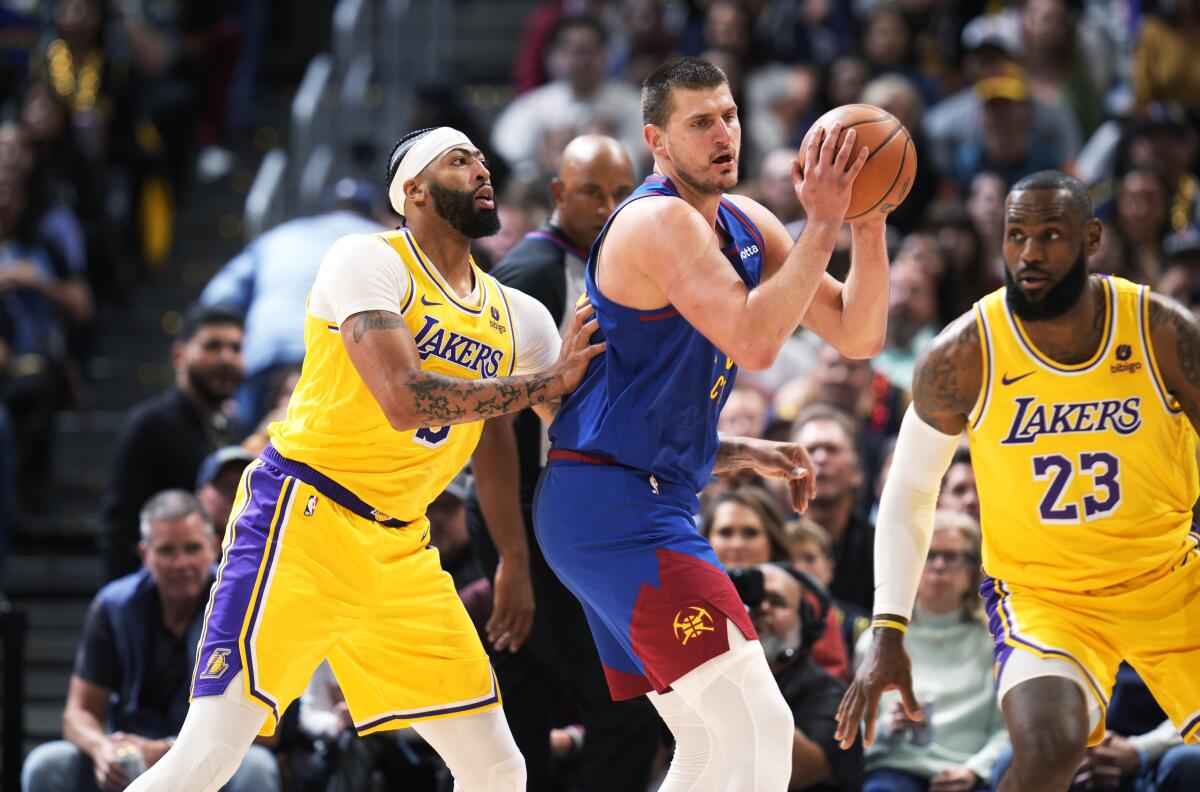 Kampioni i NBA-së nis mbarë sezonin, fiton ndaj LeBronit (VIDEO)