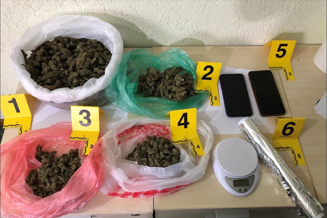 Arrestohen tre persona në Prishtinë, të dyshuar për posedim të substancave narkotike