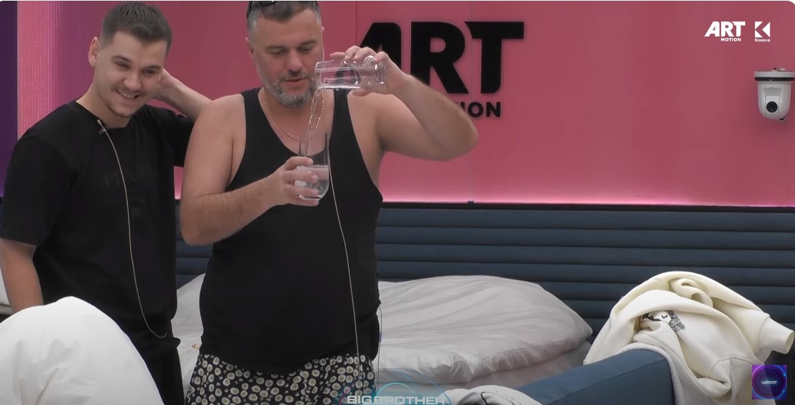 Gania në rrezik për të urinuar në shtrat, Ylli dhe Adri bëjnë një eksperiment (VIDEO)