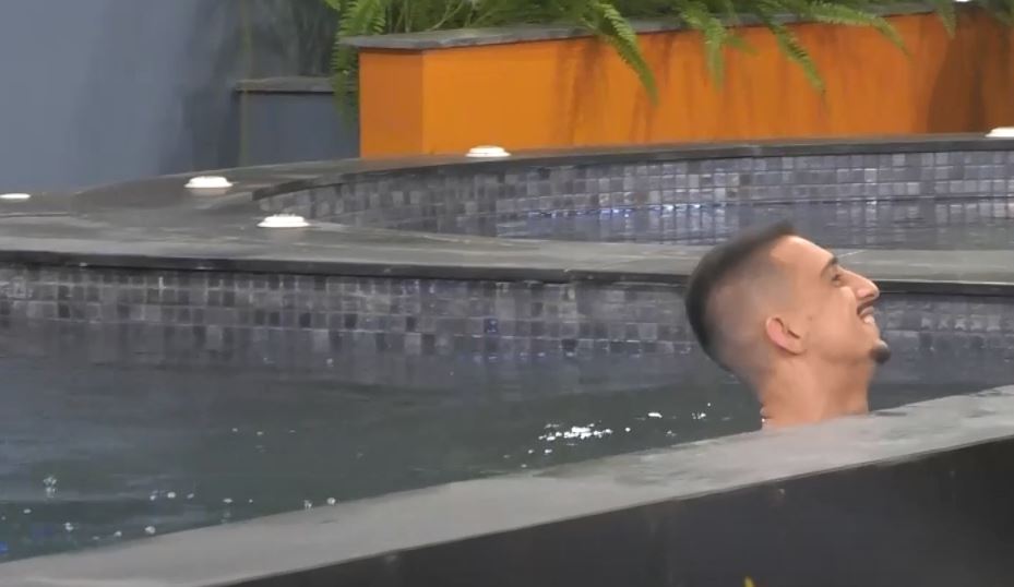 Gani Germia hidhet në pishinë (VIDEO)