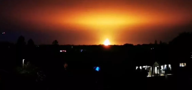 Detaje nga shpërthimi i fuqishëm në Britani: Rrufeja goditi deponinë e gazit (VIDEO)