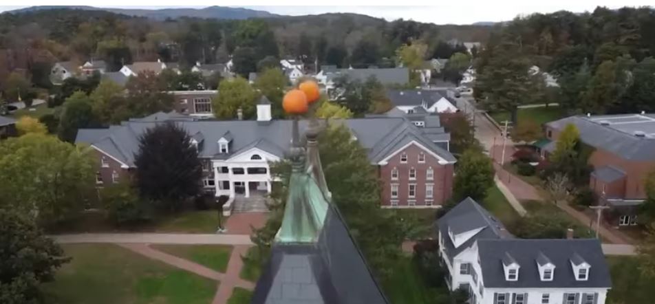 Kungujt shfaqen në shtyllat e kullave universitare, në traditën misterioze vjetore (VIDEO)