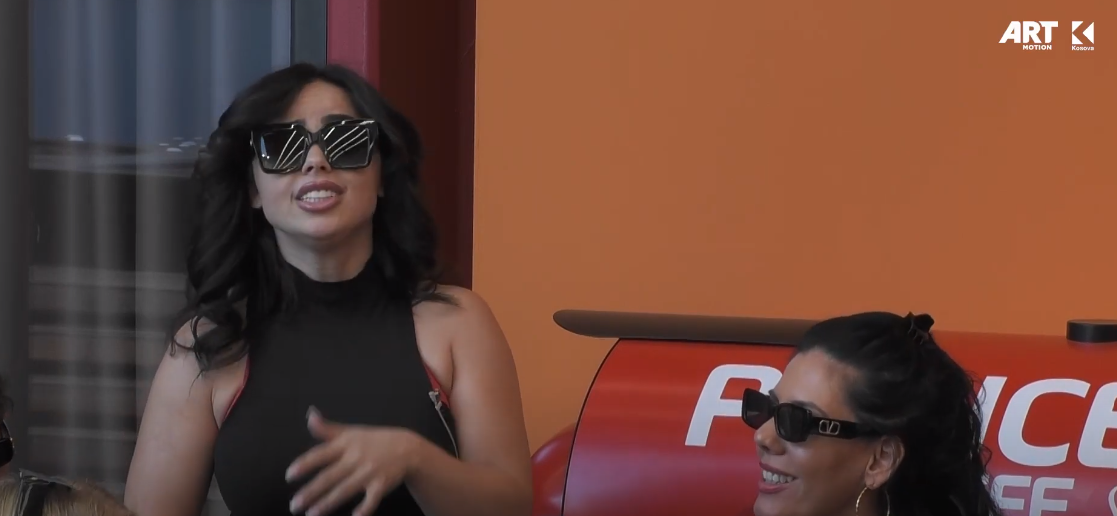 Lindita këndon enkas për banorët, këta të fundit çudisin me reagimin (VIDEO)