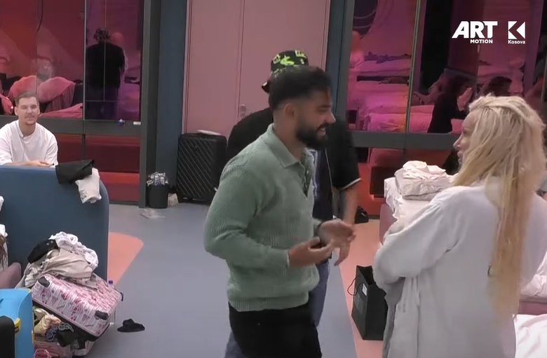 Momente gazmore mes banorëve, Edonës ia këndojnë këngën “Mamica” (VIDEO)