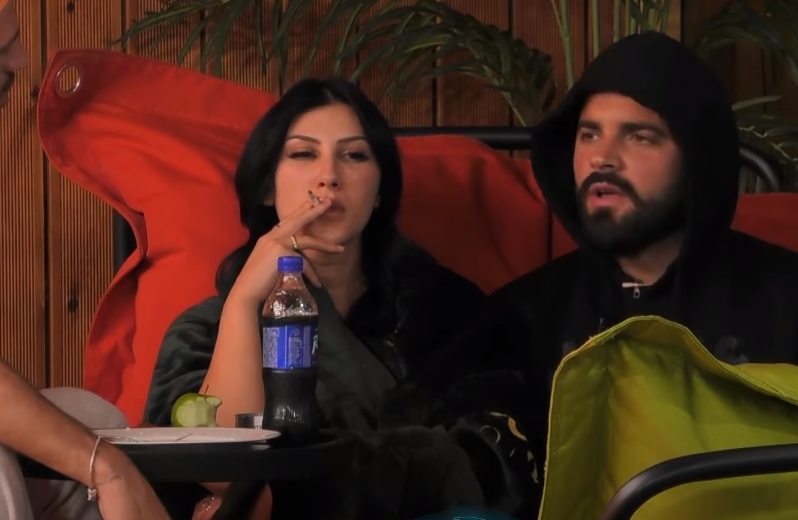 Meti ua tregon banorëve historinë interesante të një vajze (VIDEO)