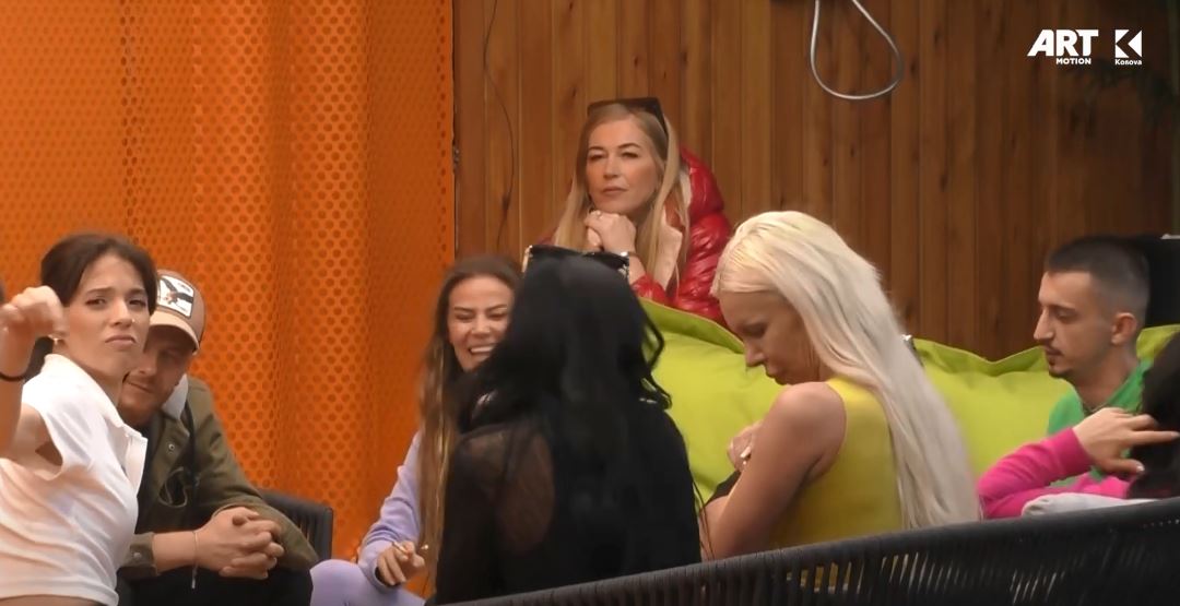 Monika qëndron e distancuar teksa banorët e tjerë bashkëbisedojnë (VIDEO)