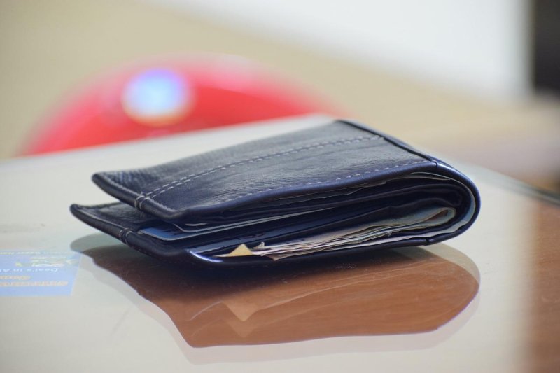 Portofoli me 10 mijë dollarë iu kthye pronarit pasi humbi në stacionin e trenit