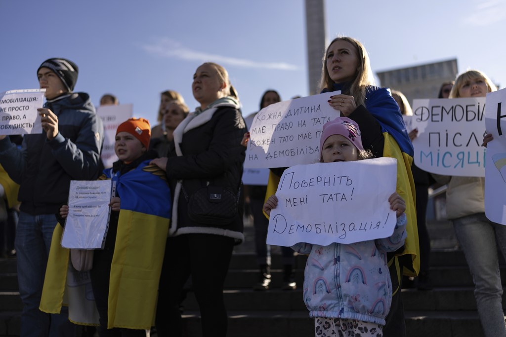 Familjet e ushtarakëve ukrainas kërkojnë që të familjarët e tyre të kthehen në shtëpi