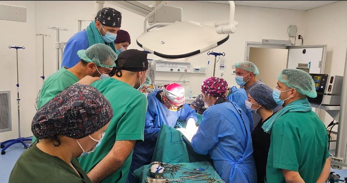 QKUK: Profesori nga Australia po kryen operacione të komplikuara tek fëmijët