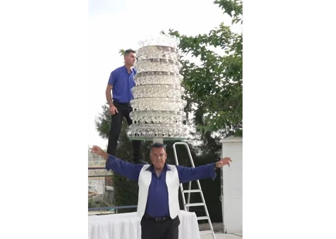 Qiprioti mban 319 gota vere në kokë - teksa kërcen (VIDEO)