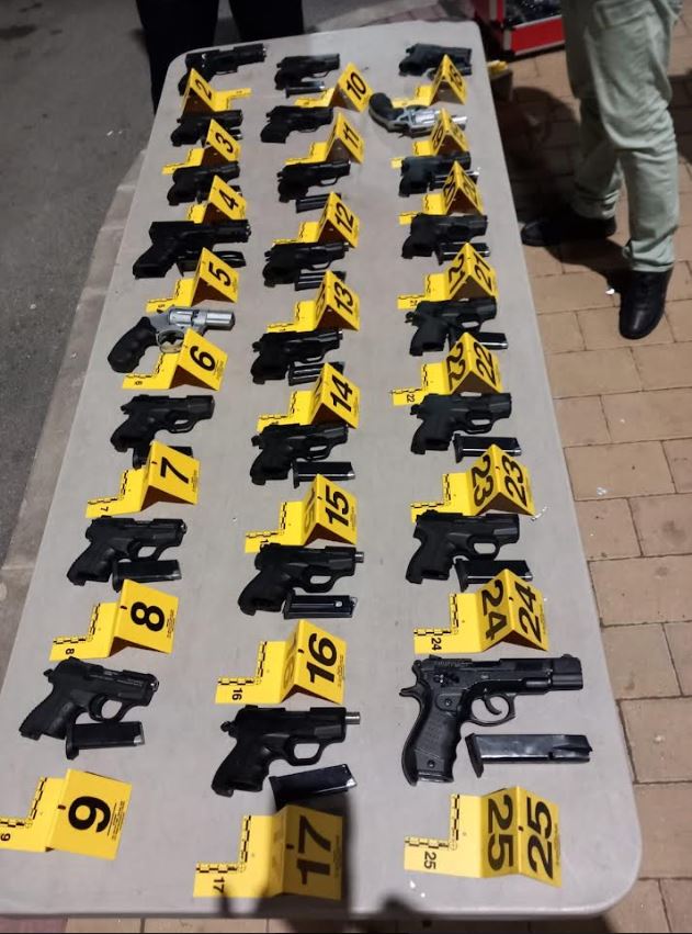 Arrestohen tre të dyshuar dhe sekuestrohen 24 revole