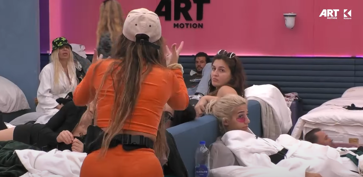"Nxehet" situata në shtëpi: Santiana e Meti përlahen për rroba(VIDEO)