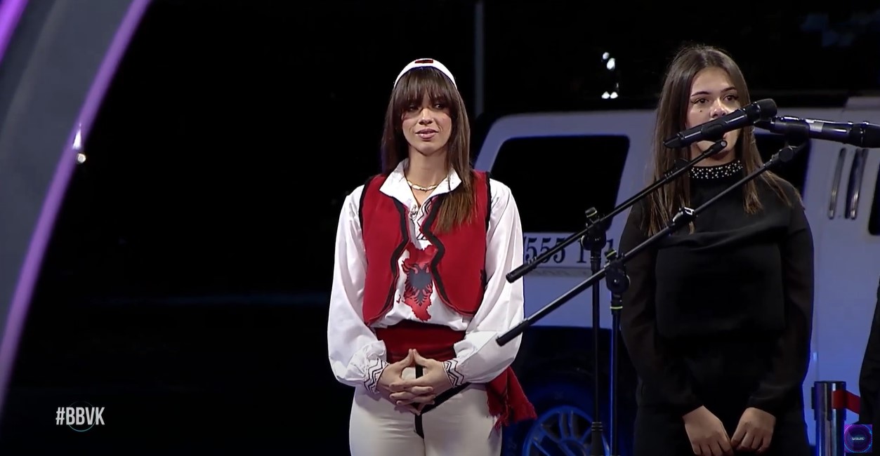Shqipe Hysenaj përcjellet me këngën "Xhamadani vija vija" (VIDEO)