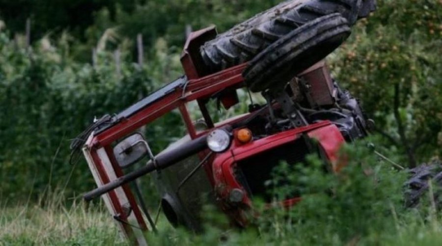 Lëndohet një person pas një aksidenti me traktor në Podujevë, arrestohet ngasësi