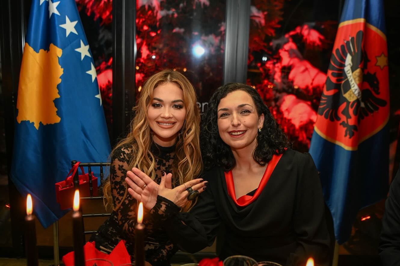 Rita Ora uron Shqipërinë për Ditën e Pavarësisë (FOTO)