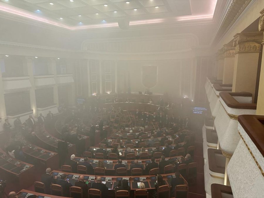 Zgjati veç 20 minuta, mbyllet seanca e sotme plot kaos në Parlamentin e Shqipërisë